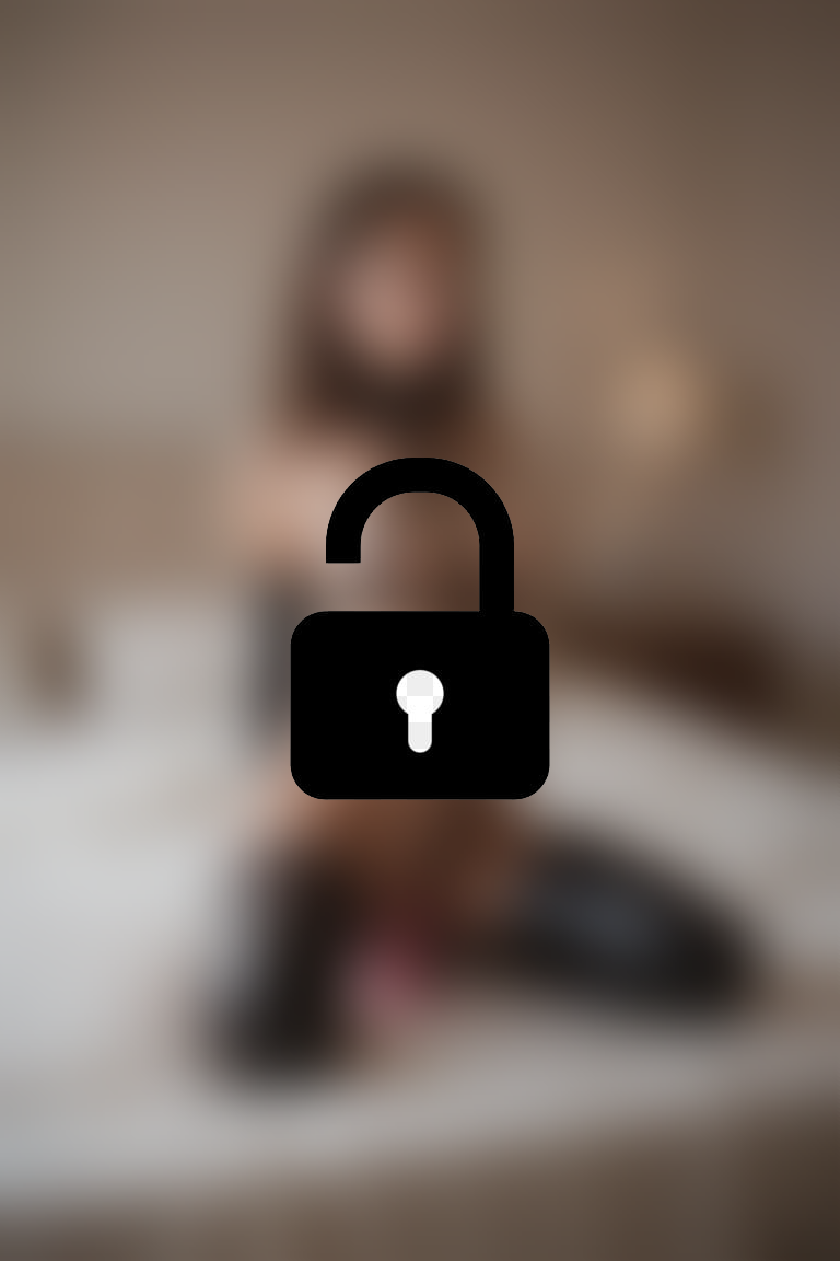 Latex BDSM Milf Anna Playing with a Toys - Adult AI Porn (18+)